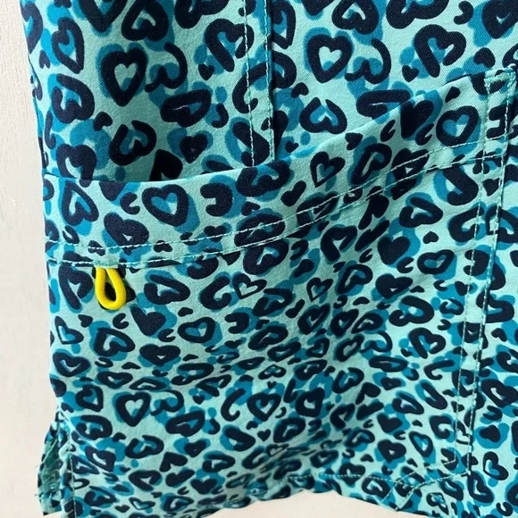 Wonder Wink scrub top shirt two pockets v neck Sz L.   V-22 - Picture 3 of 5